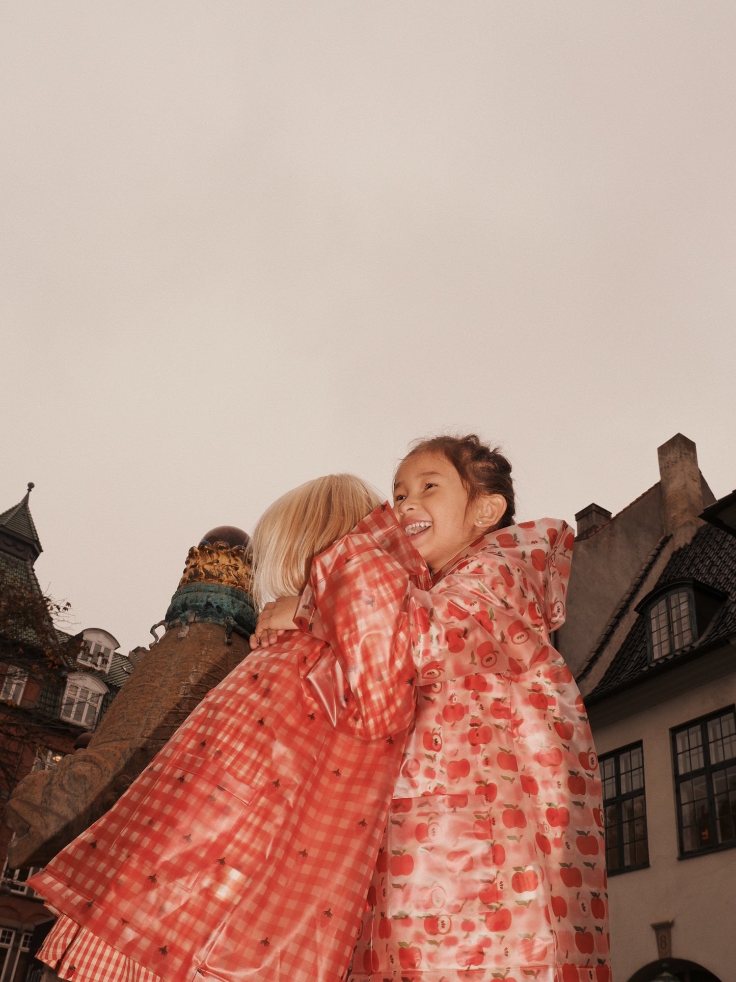 Caila Regenmantel – Berry Gingham