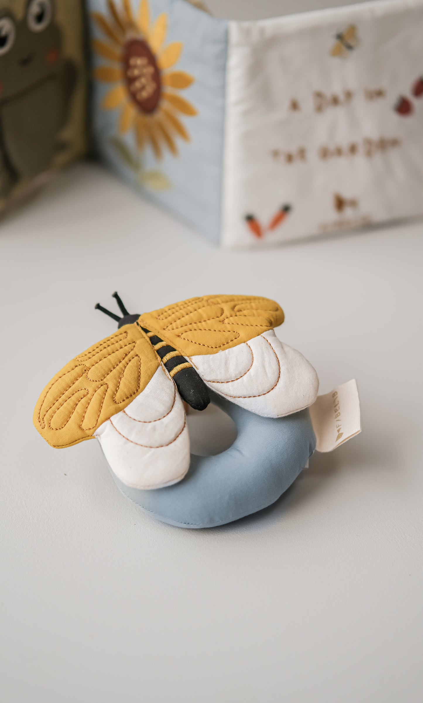 Weiche Babyrassel – Hummel